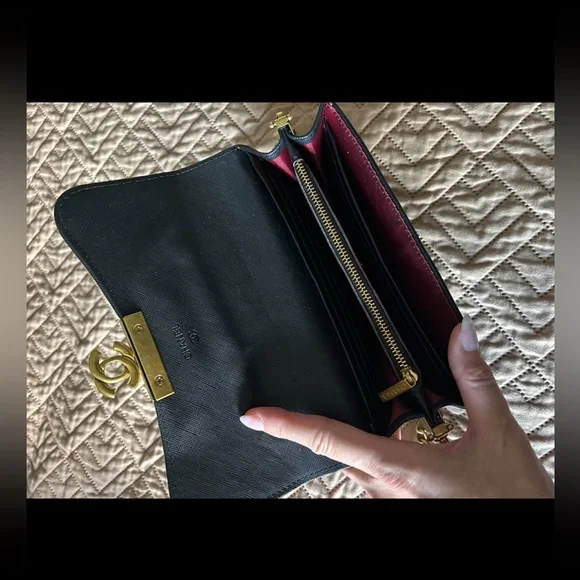 CHANEL Black and Gold Key & Card Holder - Picture 3 of 5